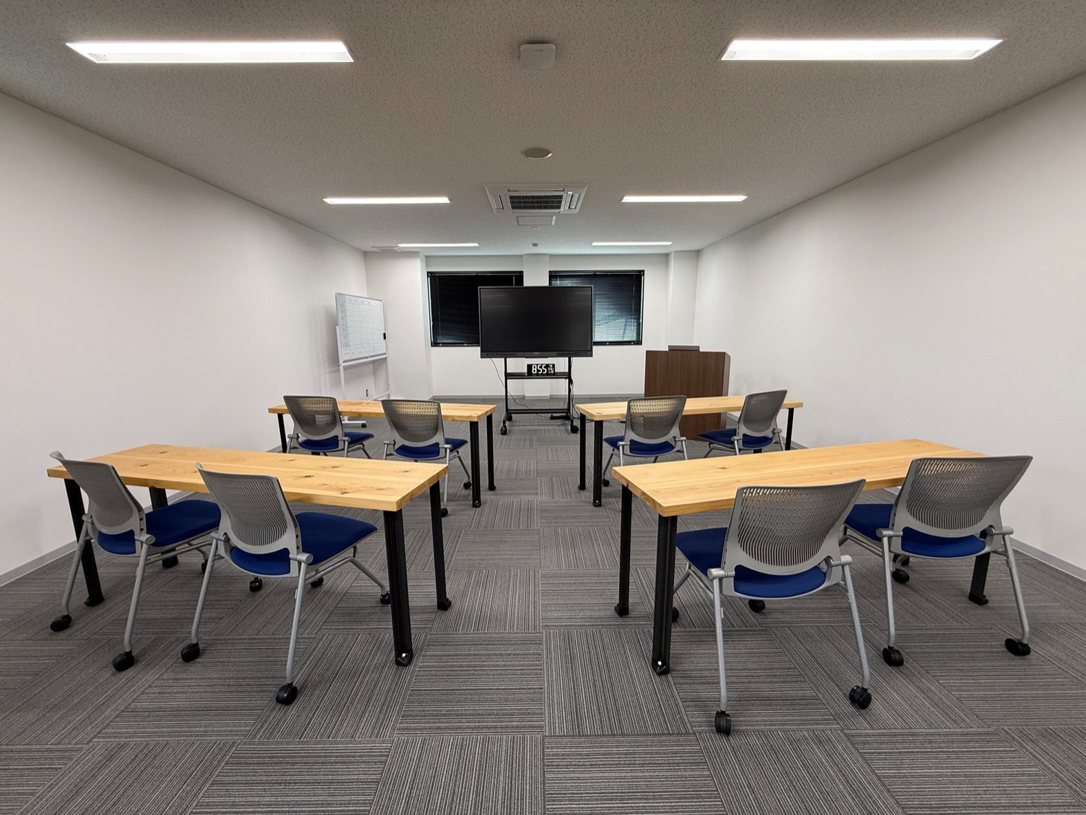 モニターと机が並ぶ座学エリア